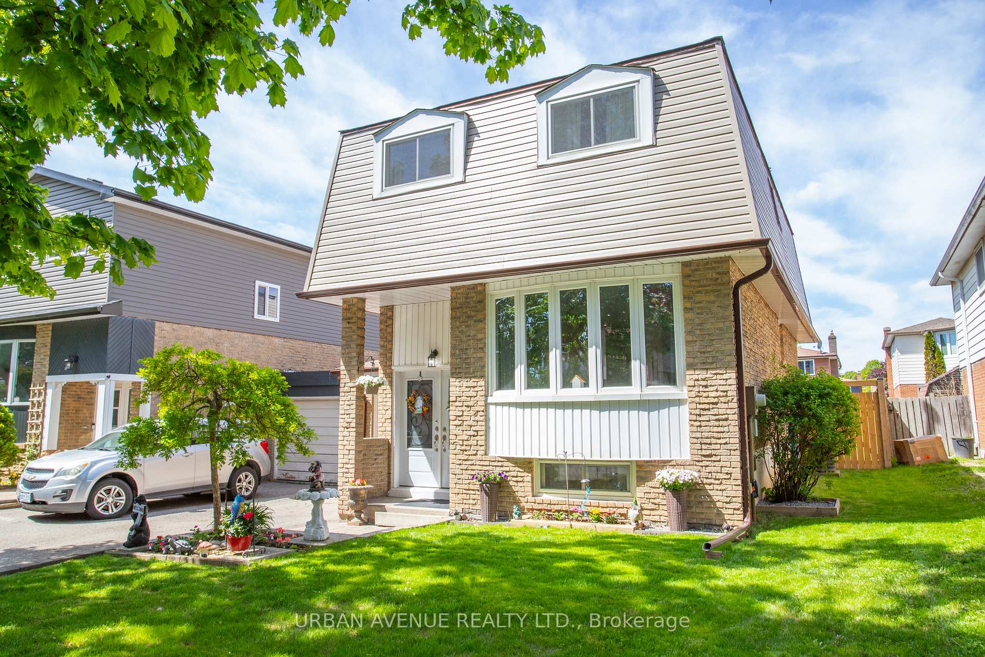 Photo 2 of 131 Lawrence Crescent, Clarington, Bowmanville — HOMEH