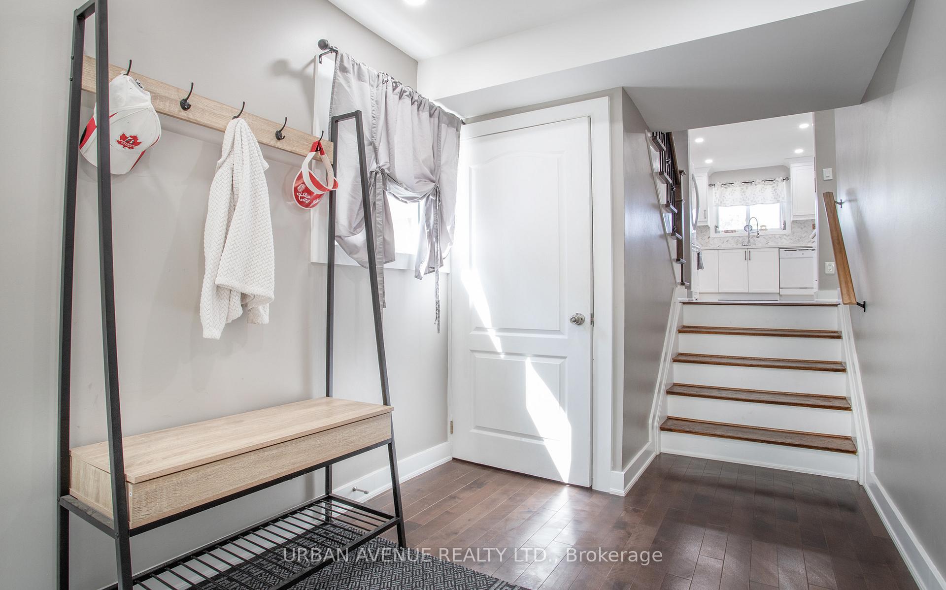 Photo 4 of 131 Lawrence Crescent, Clarington, Bowmanville — HOMEH