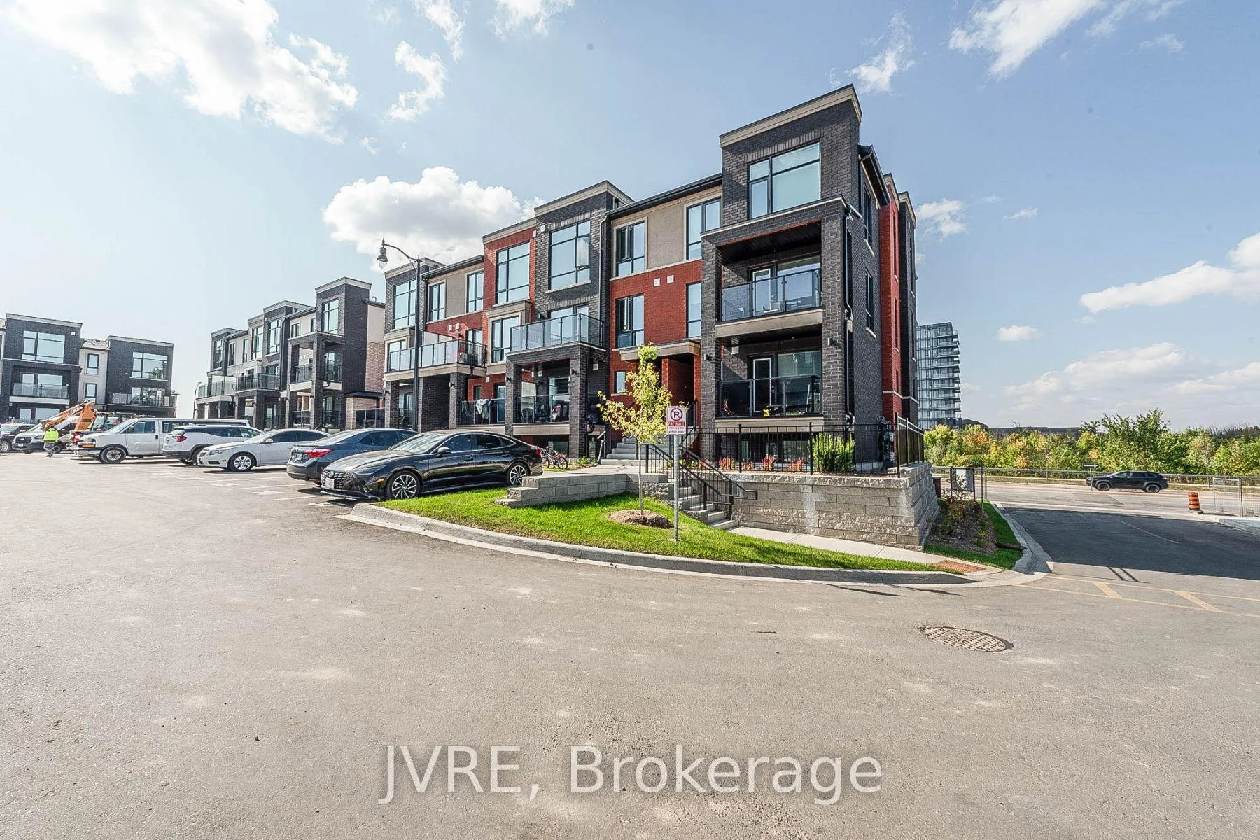 Photo 3 of Unit 15, 195 Veterans Dr, Brampton, Brampton West — HOMEH