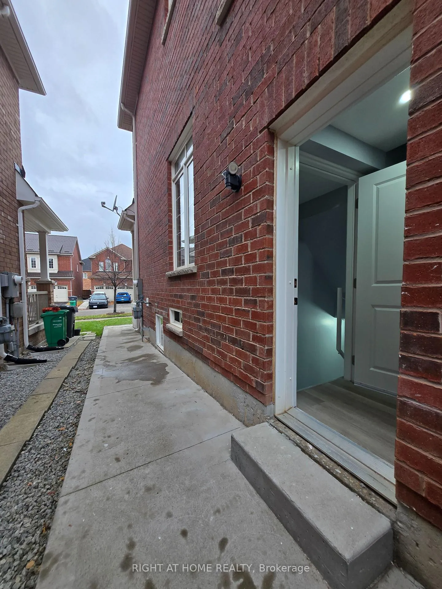 Photo 2 of Unit Basement, 31 Baby Pointe Trail, Brampton, Northwest Brampton — HOMEH