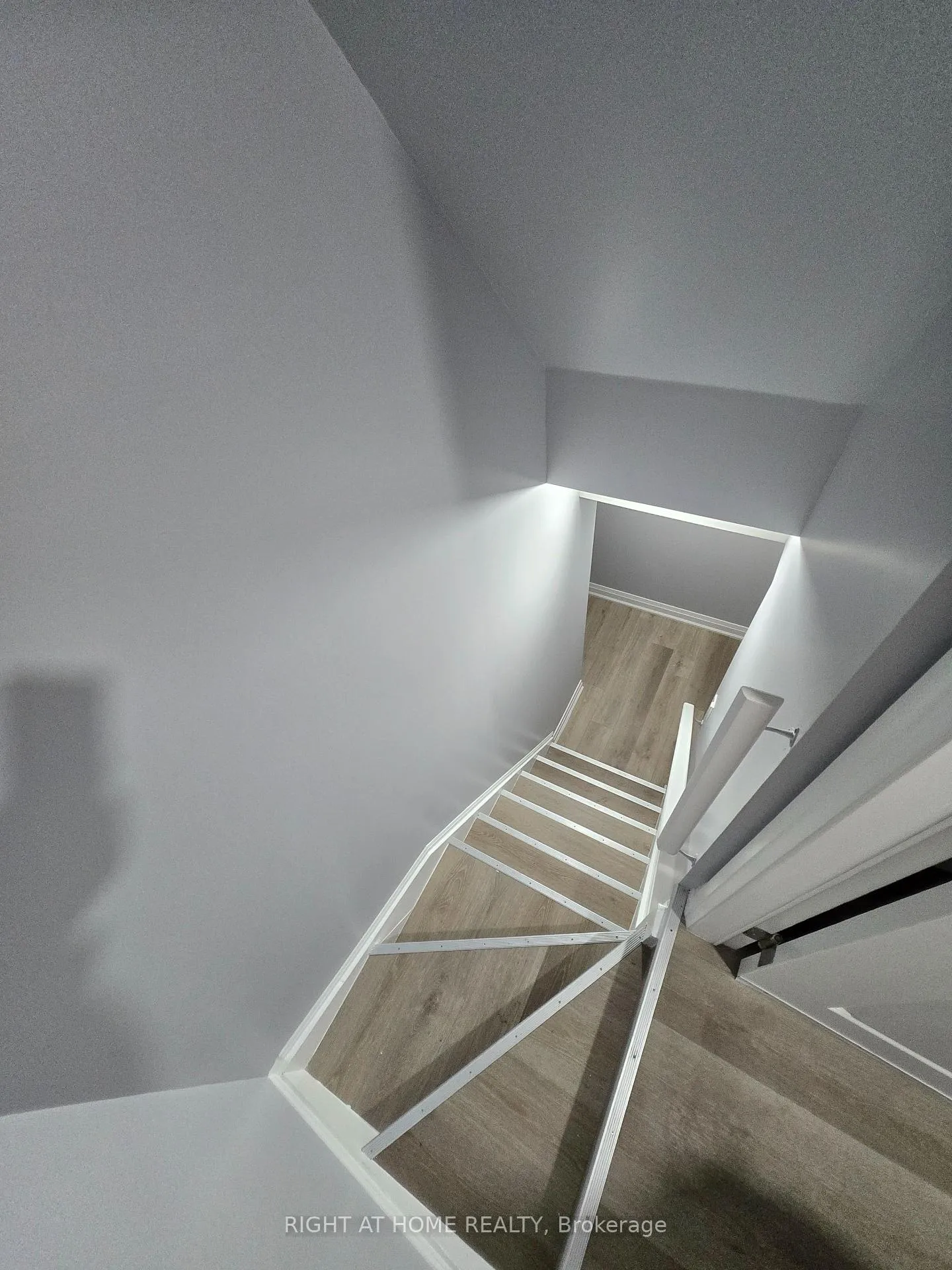 Photo 3 of Unit Basement, 31 Baby Pointe Trail, Brampton, Northwest Brampton — HOMEH
