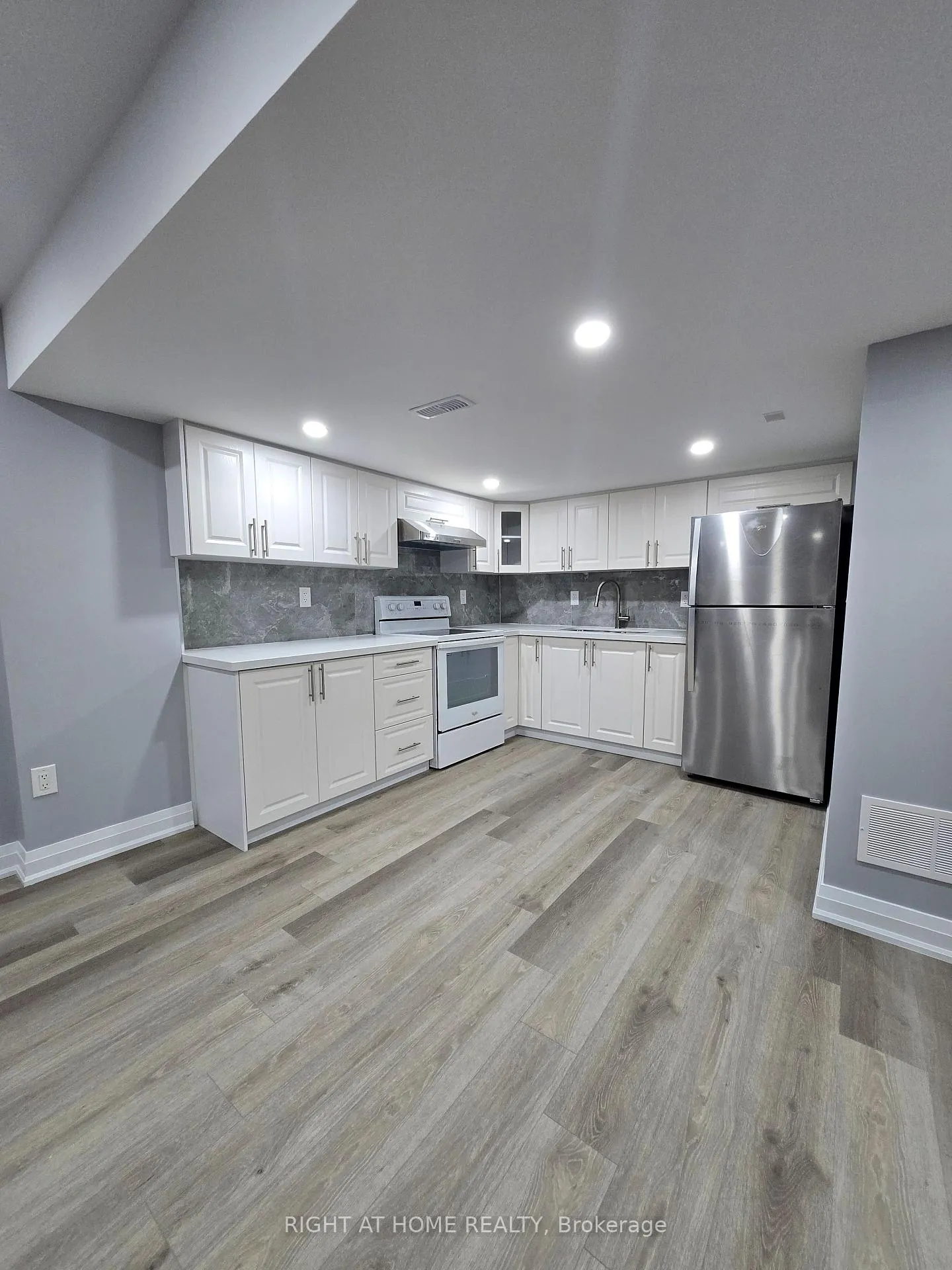 Photo 6 of Unit Basement, 31 Baby Pointe Trail, Brampton, Northwest Brampton — HOMEH