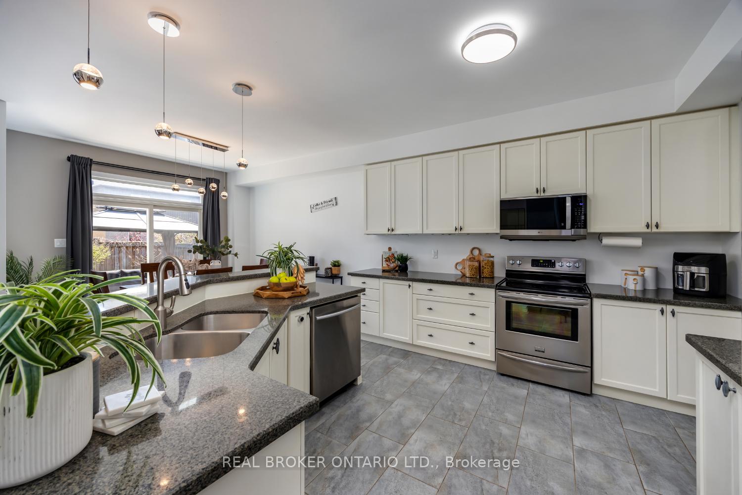 Photo 11 of 65 B Concession Street E, Clarington, Bowmanville — HOMEH
