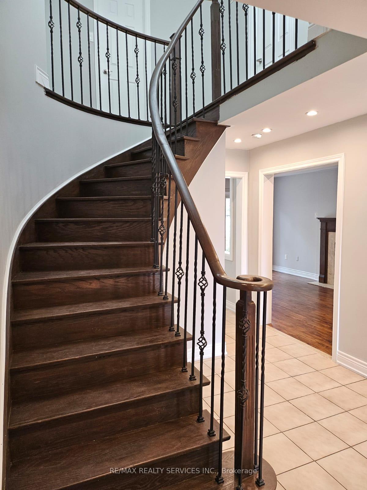 Photo 4 of 57 Blackmere Circle, Brampton, Fletcher's Creek South — HOMEH