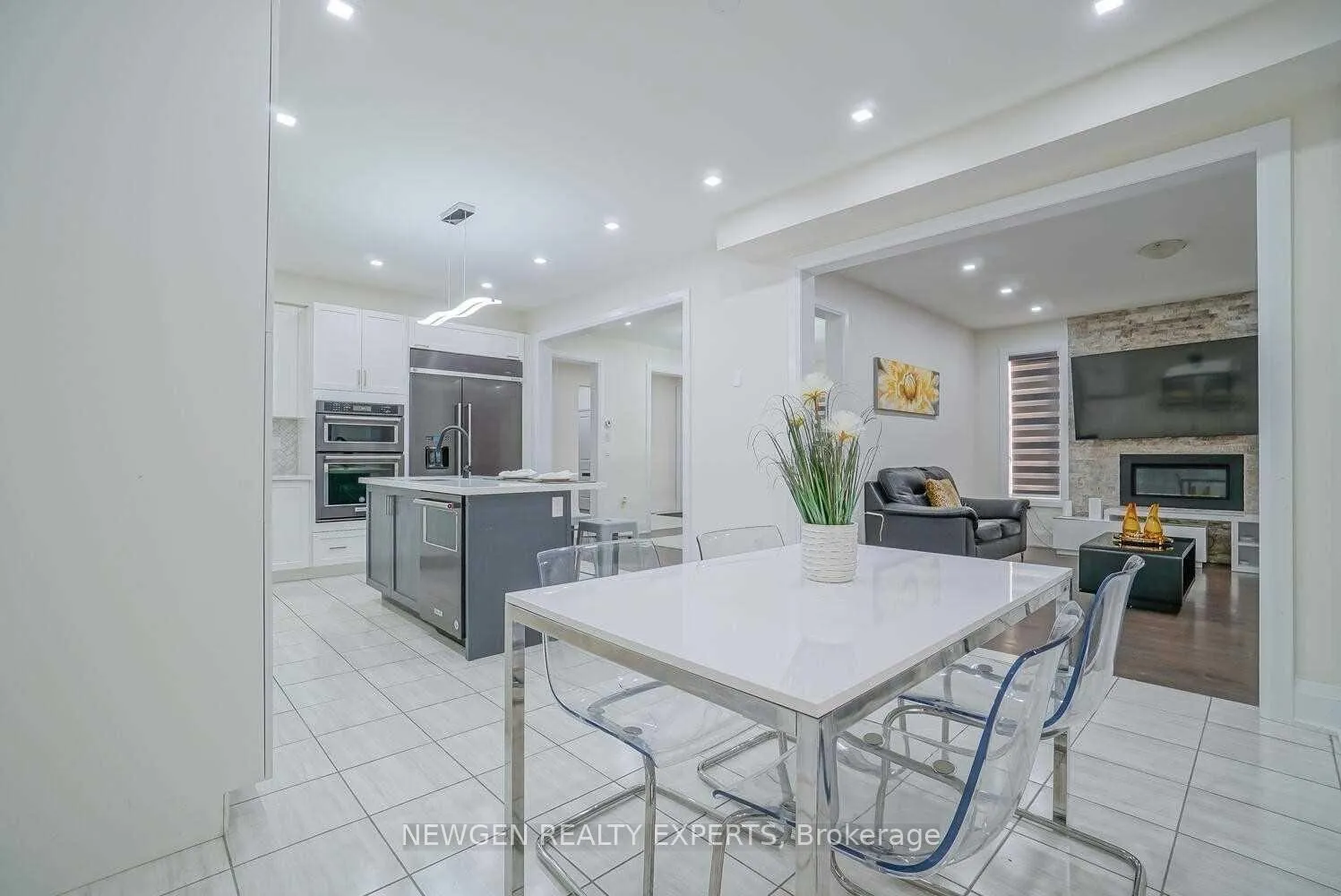 Photo 2 of 28 Dalecrest Road, Brampton, Credit Valley — HOMEH