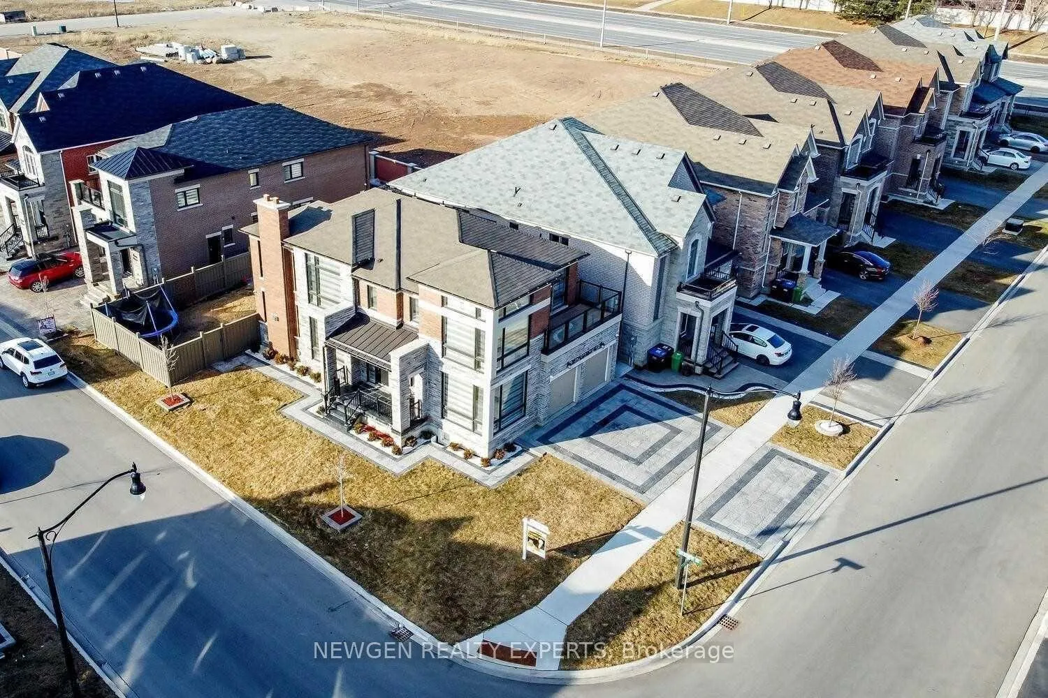 Photo 3 of 28 Dalecrest Road, Brampton, Credit Valley — HOMEH
