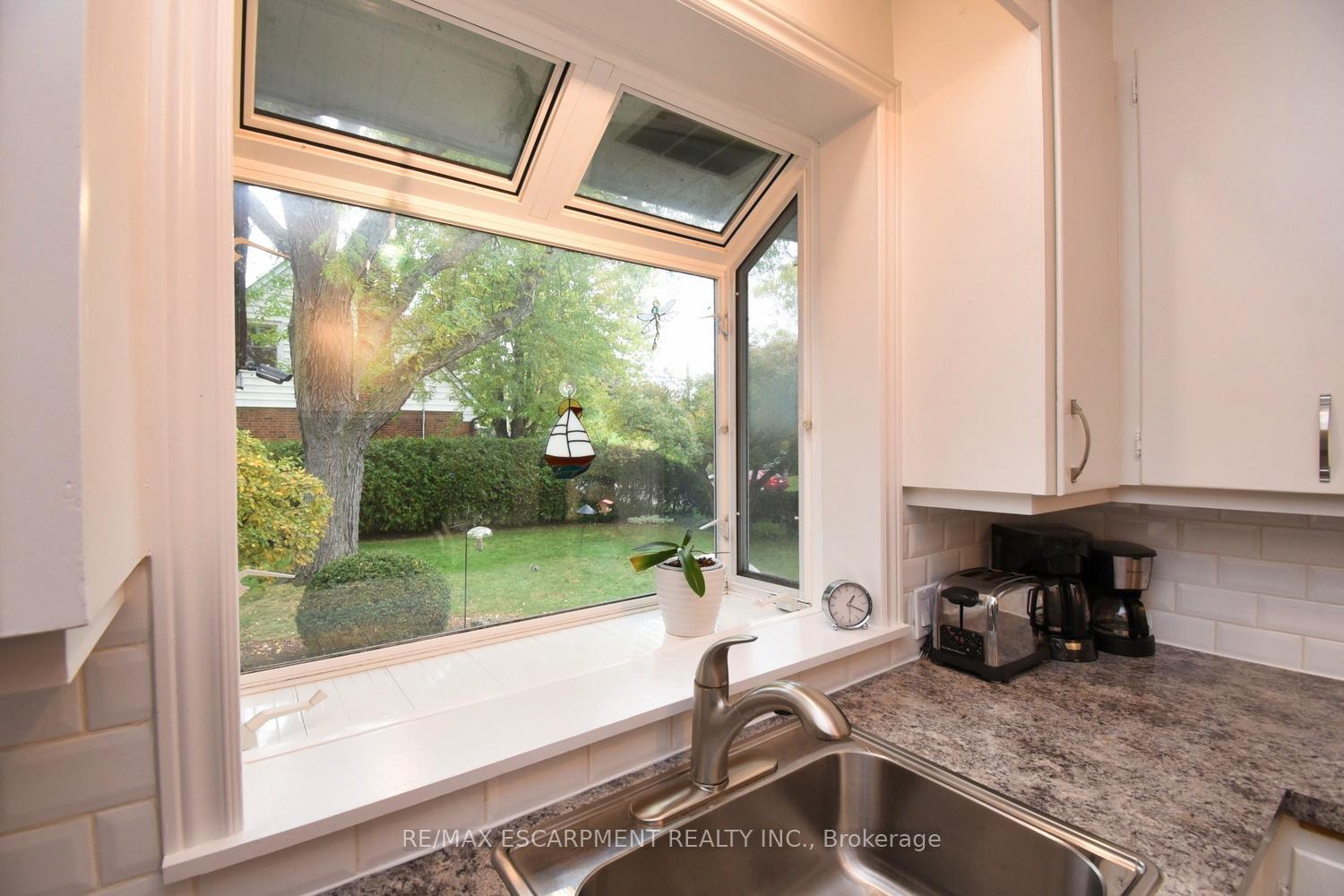 Photo 7 of 32 Grant Boulevard, Hamilton, Dundas — HOMEH