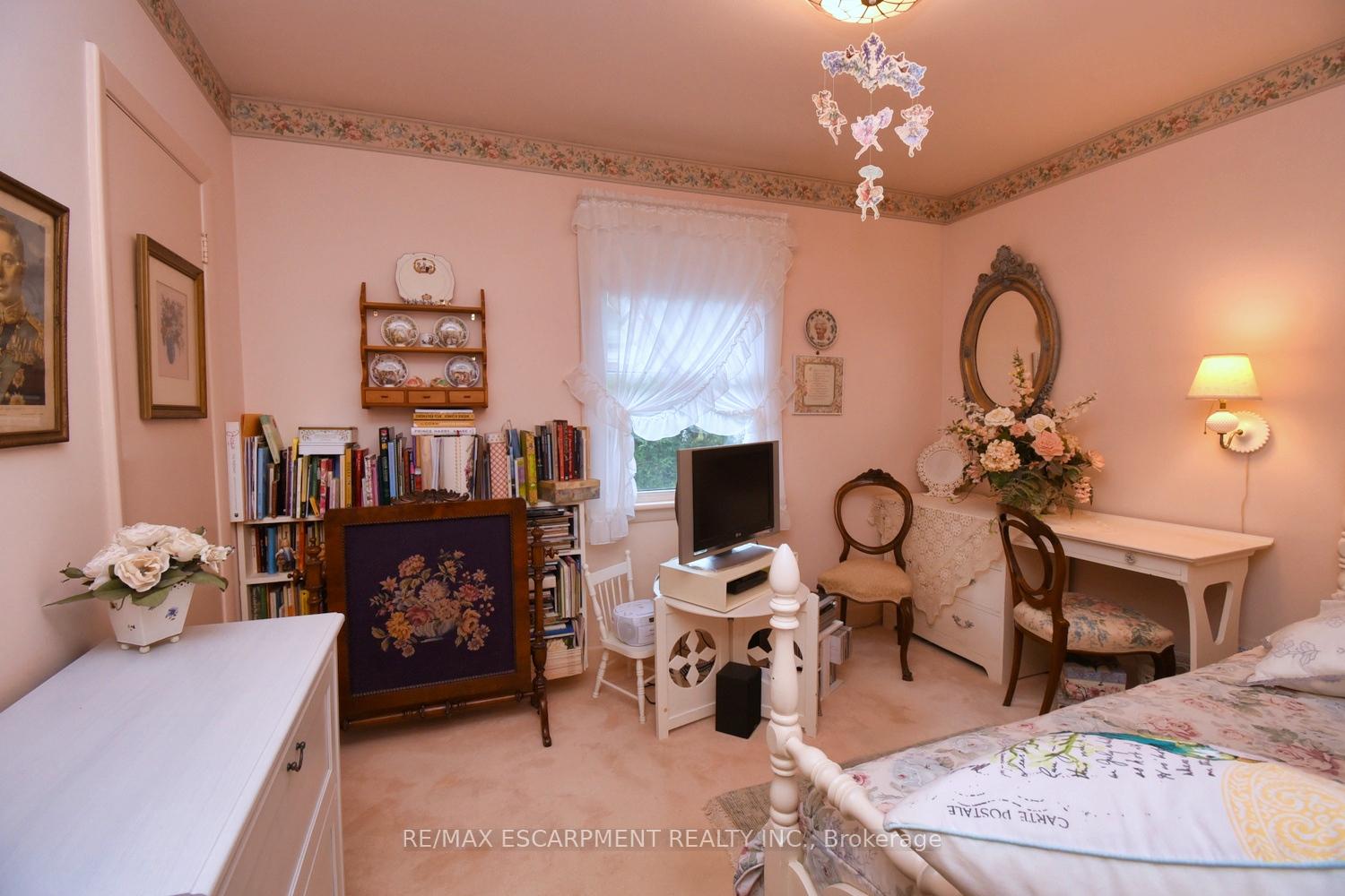 Photo 12 of 32 Grant Boulevard, Hamilton, Dundas — HOMEH