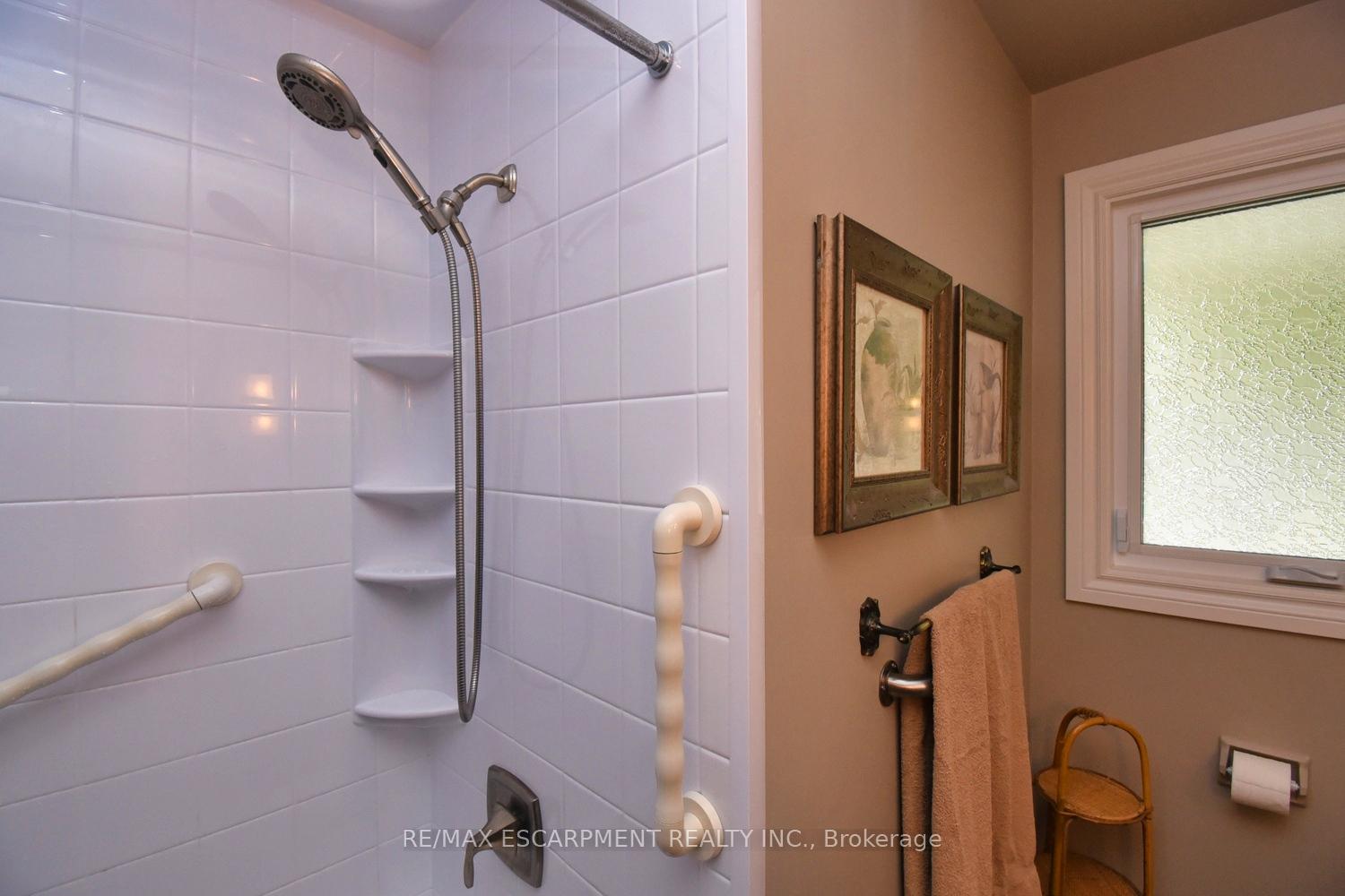 Photo 15 of 32 Grant Boulevard, Hamilton, Dundas — HOMEH