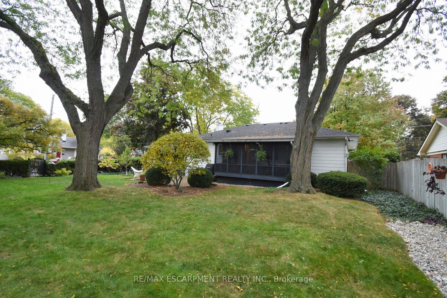 Photo 26 of 32 Grant Boulevard, Hamilton, Dundas — HOMEH