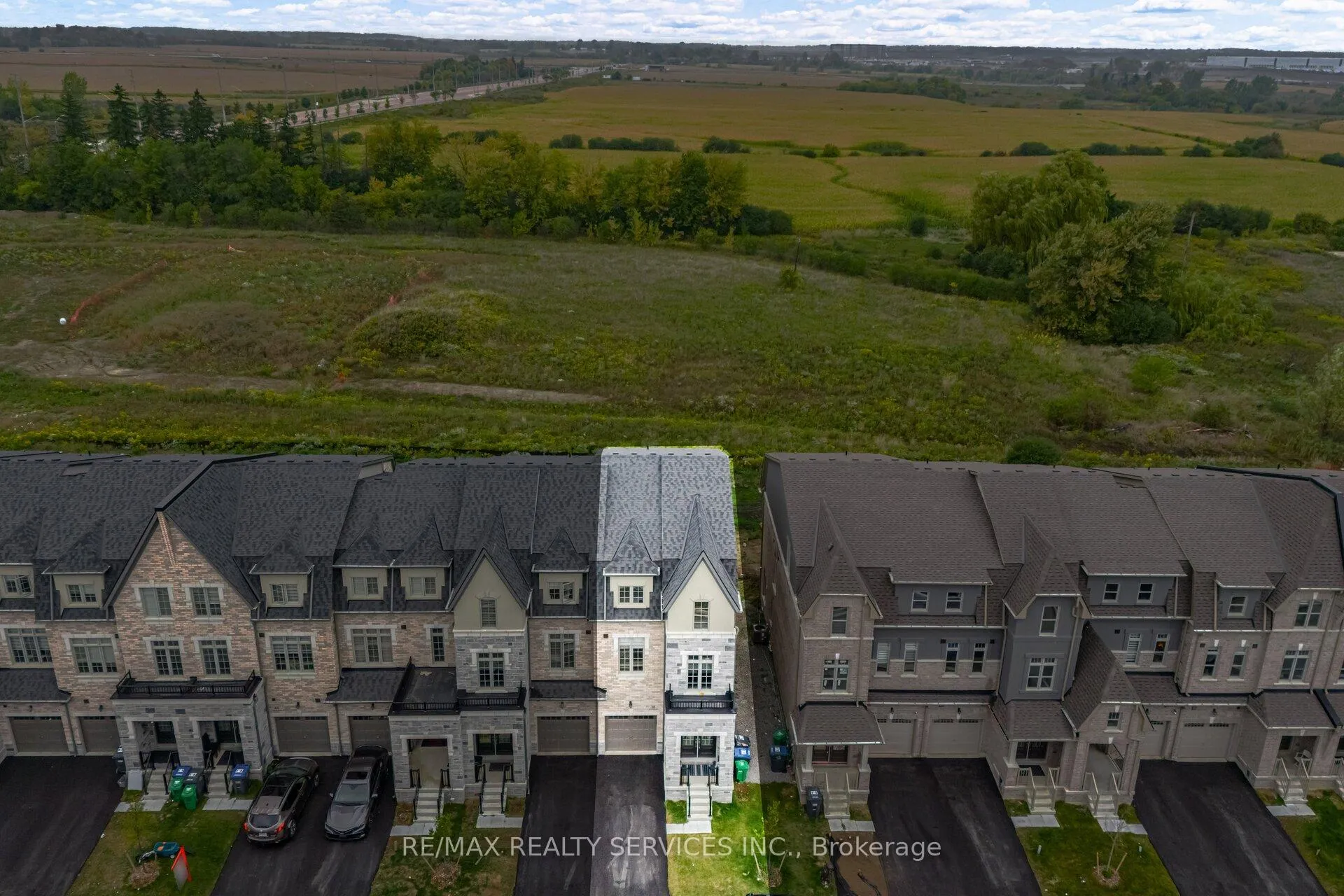 Photo 4 of 38 Foxsparrow Road, Brampton, Sandringham-Wellington North — HOMEH