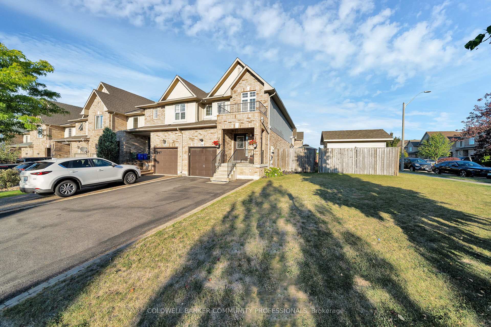 Photo 2 of 37 Meadow Wood Crescent, Hamilton, Stoney Creek Mountain — HOMEH