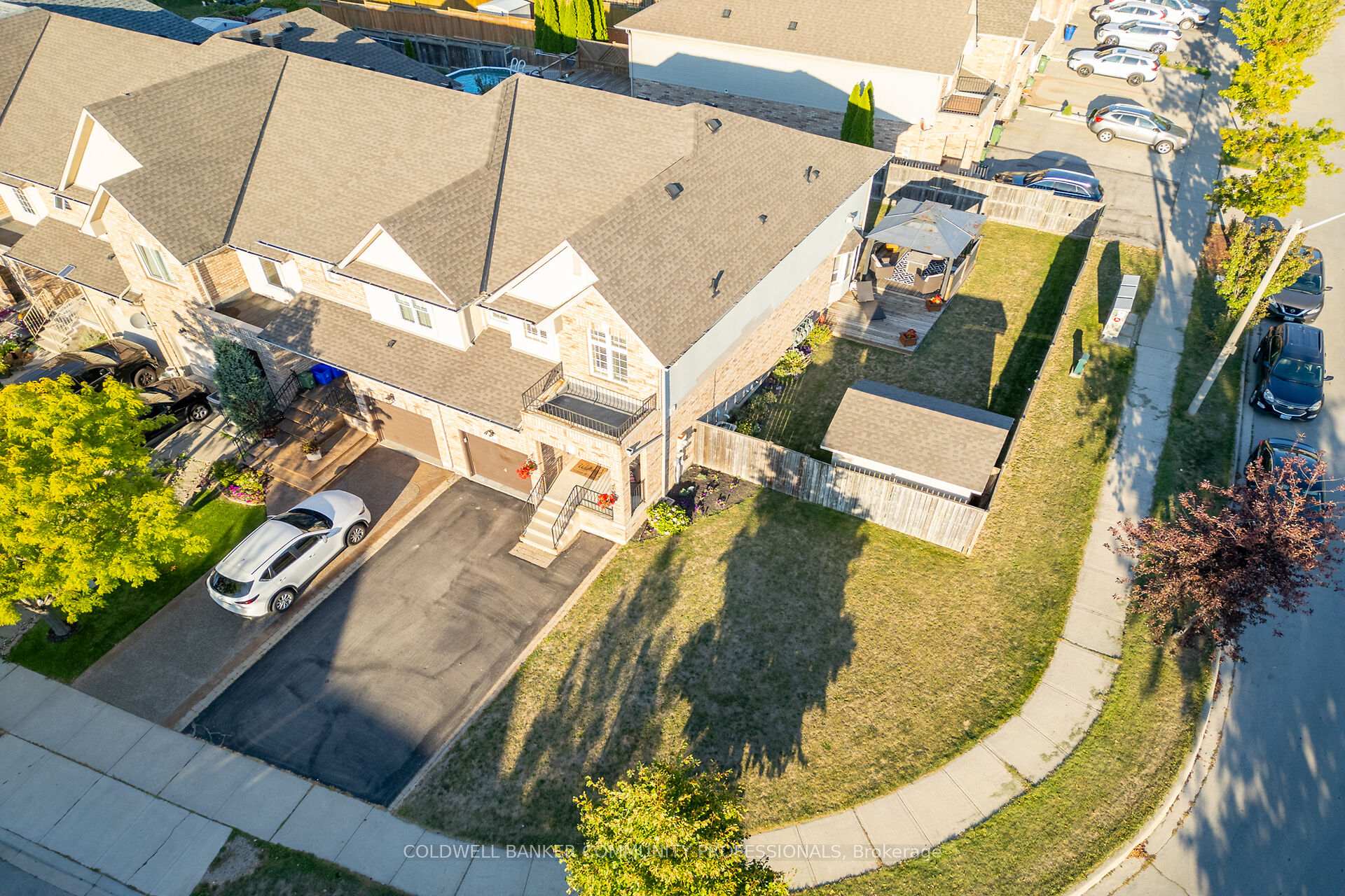 Photo 3 of 37 Meadow Wood Crescent, Hamilton, Stoney Creek Mountain — HOMEH