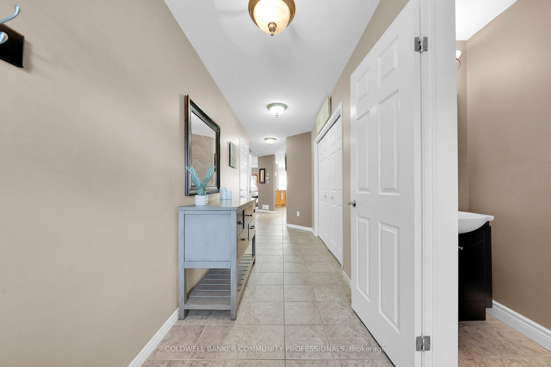 Photo 5 of 37 Meadow Wood Crescent, Hamilton, Stoney Creek Mountain — HOMEH