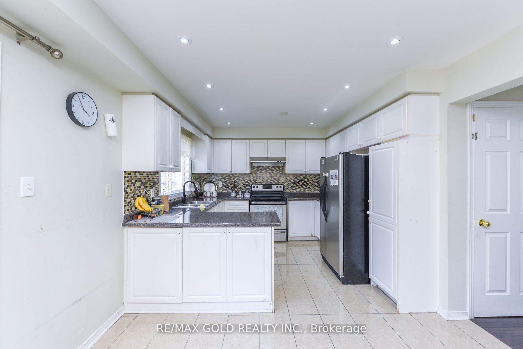 Photo 2 of 124 Starhill Crescent, Brampton, Sandringham-Wellington — HOMEH