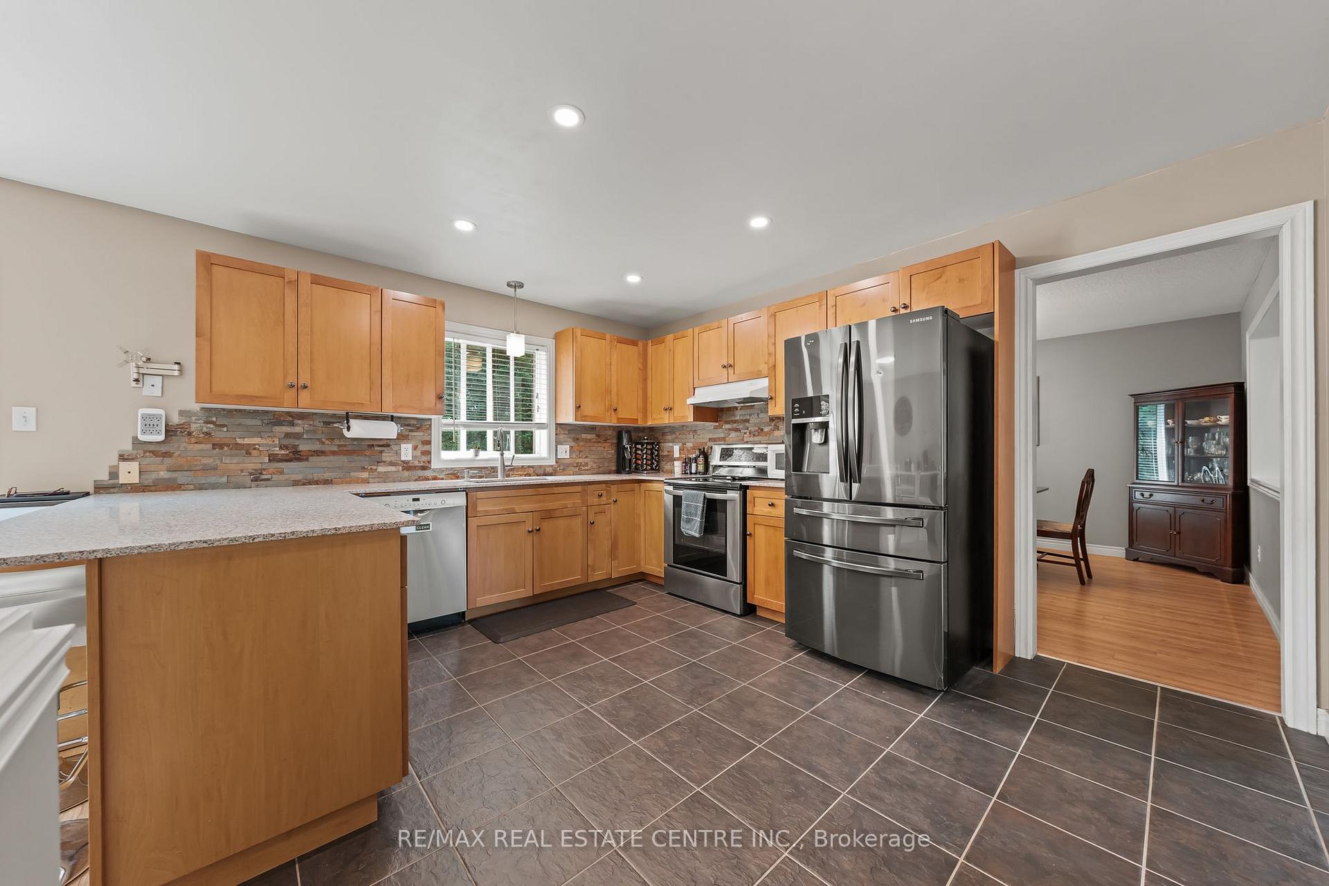 Photo 11 of 4 Irongate Drive, Brant, Paris — HOMEH