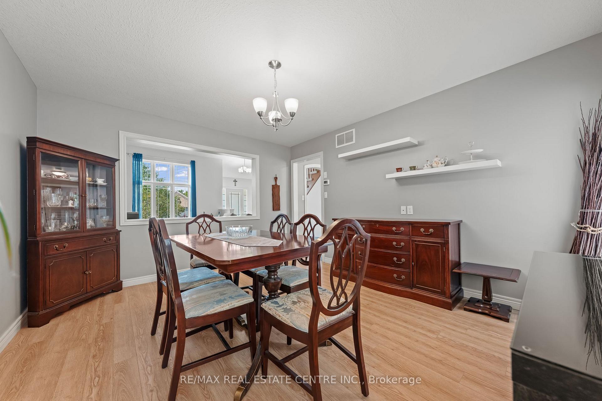 Photo 10 of 4 Irongate Drive, Brant, Paris — HOMEH