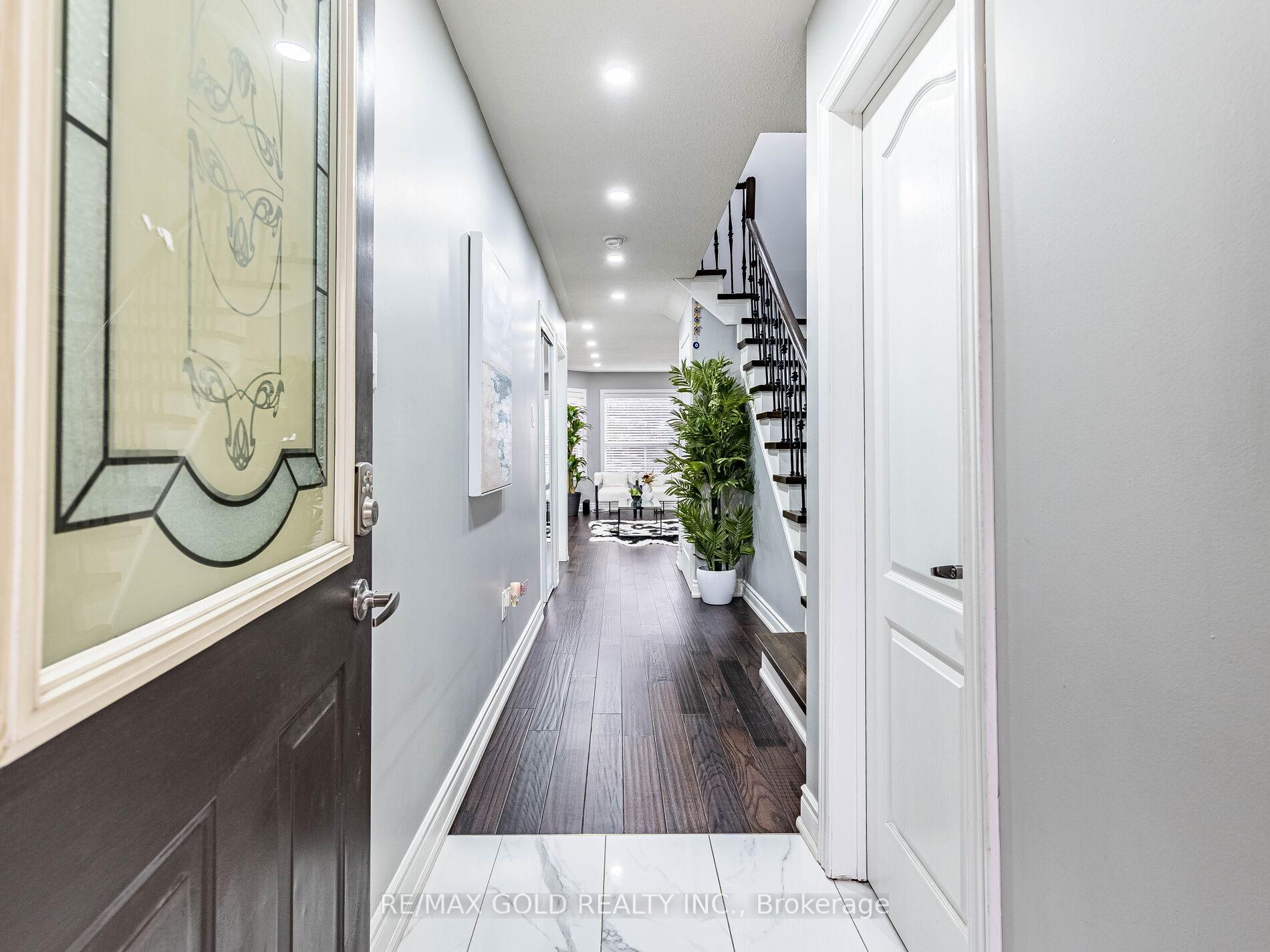 Photo 4 of 39 Tessler Crescent, Brampton, Brampton West — HOMEH