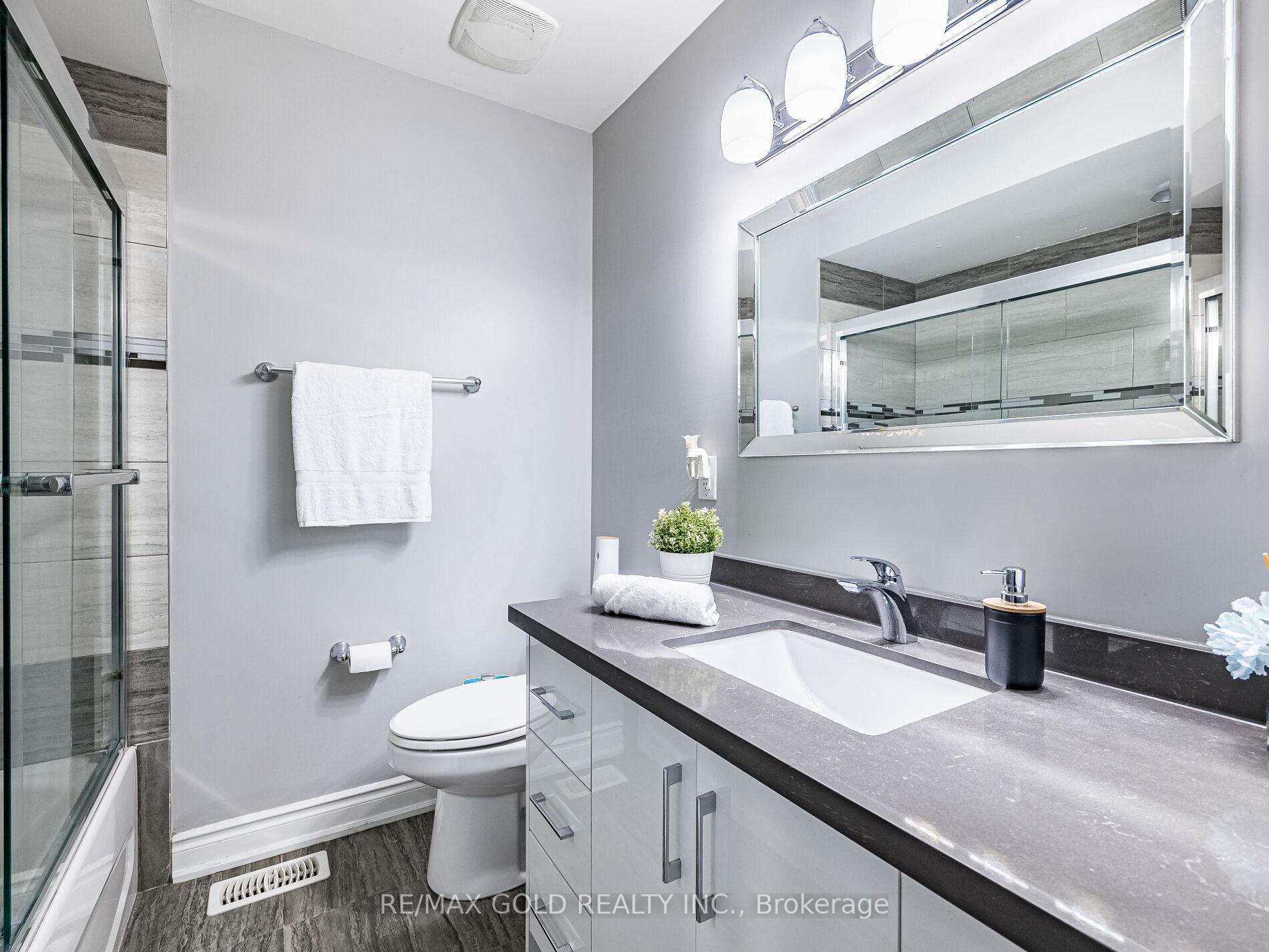 Photo 24 of 39 Tessler Crescent, Brampton, Brampton West — HOMEH