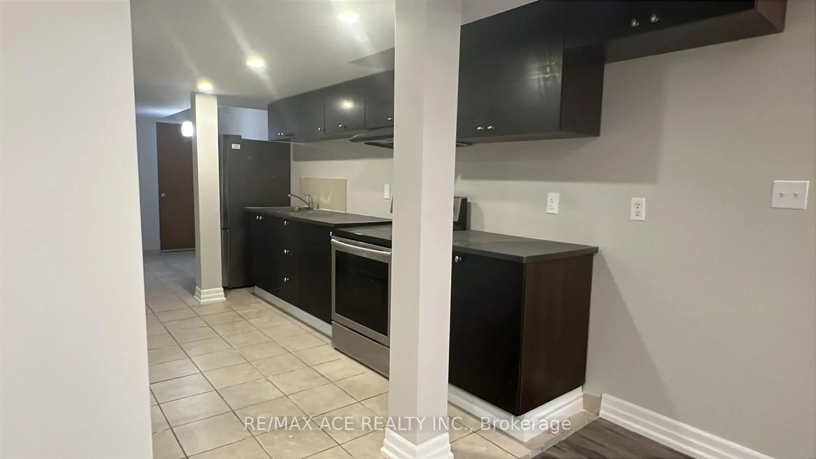 Photo 2 of Unit Bsmt, 21 Lanebrook Drive, Brampton, Bram East — HOMEH