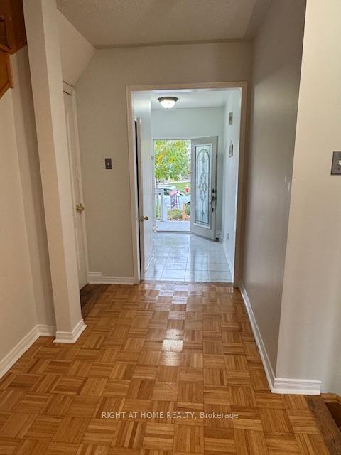 Photo 5 of 39 Treasure Drive, Brampton, Fletcher's Meadow — HOMEH