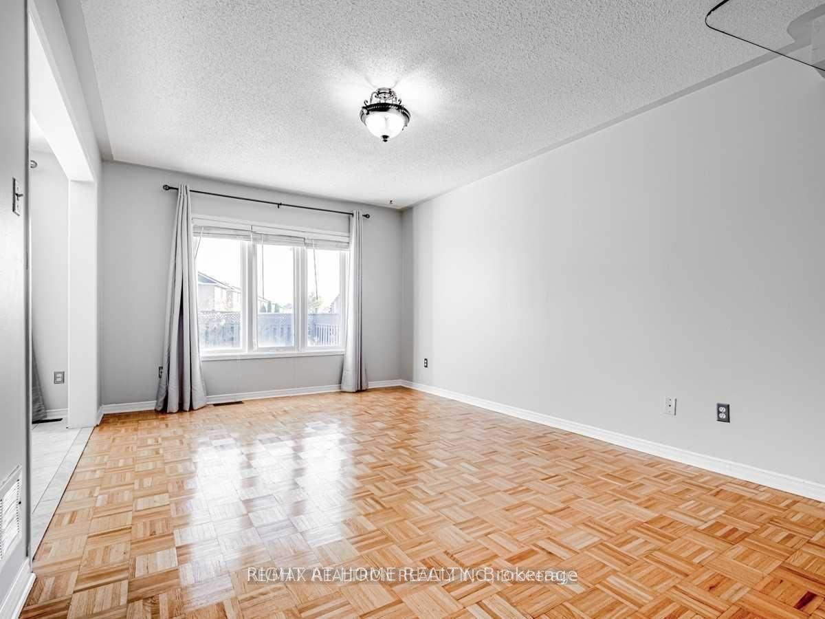 Photo 7 of 39 Treasure Drive, Brampton, Fletcher's Meadow — HOMEH