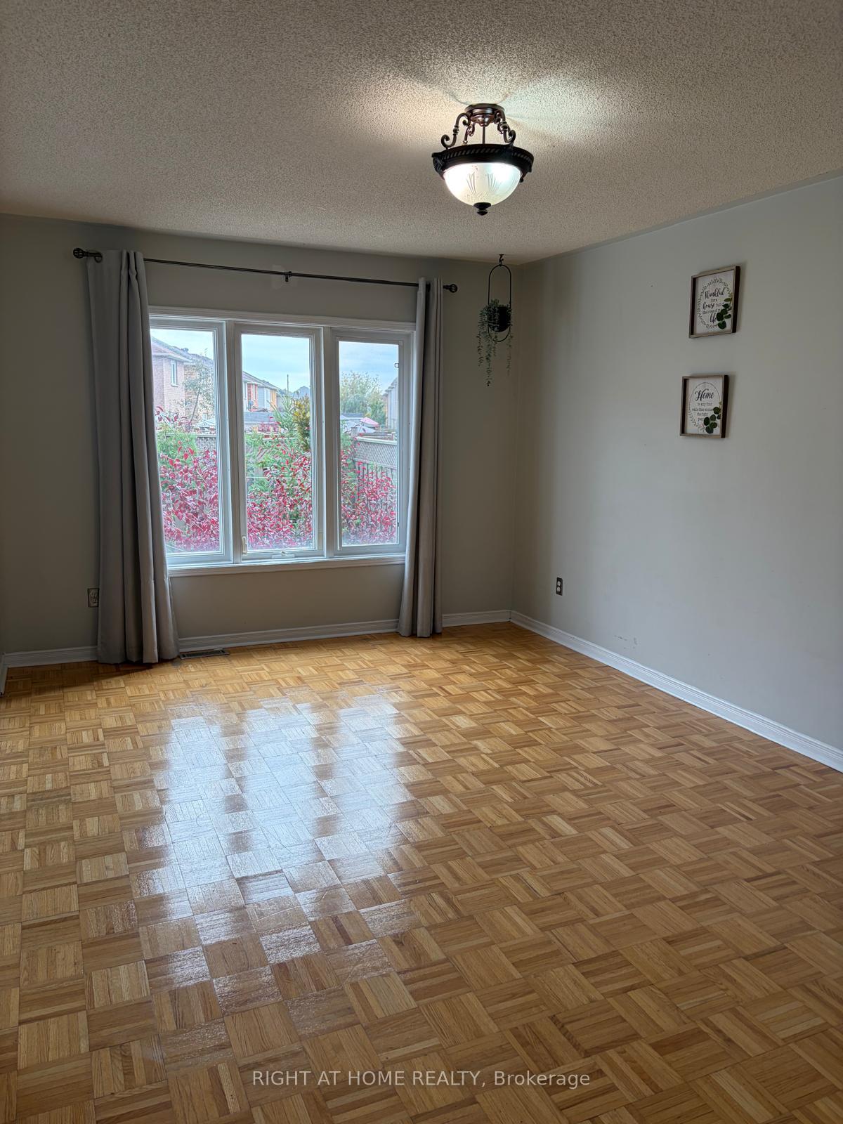 Photo 8 of 39 Treasure Drive, Brampton, Fletcher's Meadow — HOMEH