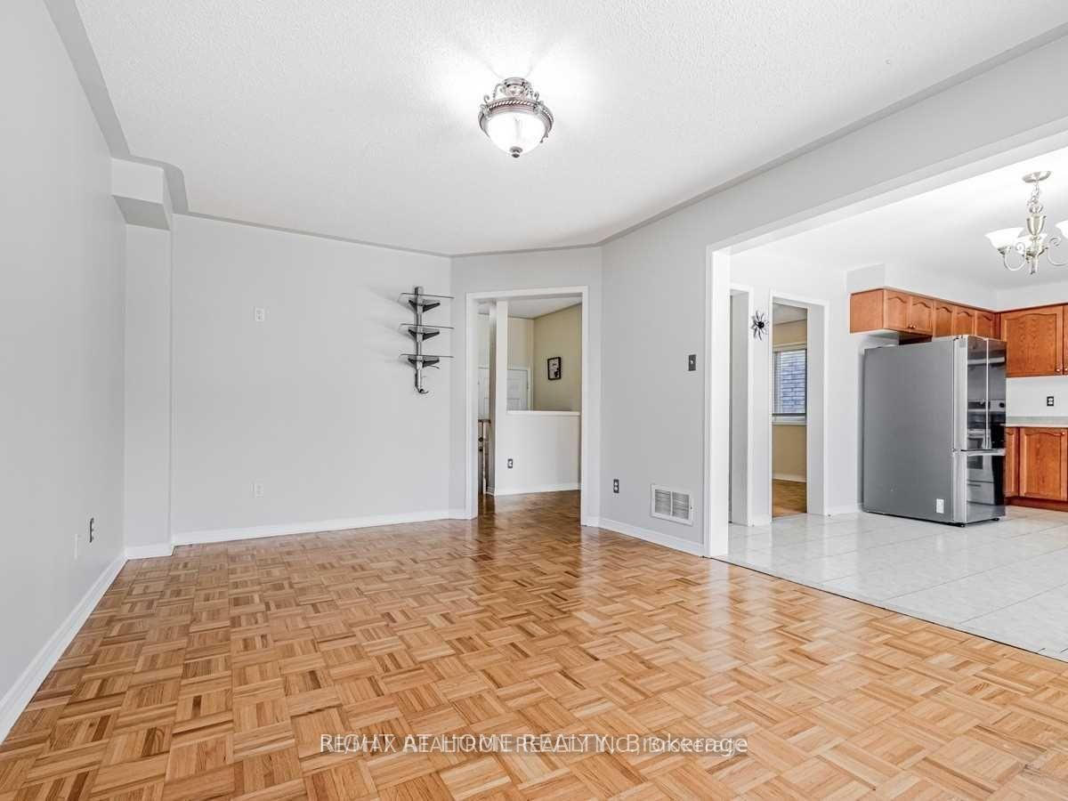 Photo 9 of 39 Treasure Drive, Brampton, Fletcher's Meadow — HOMEH