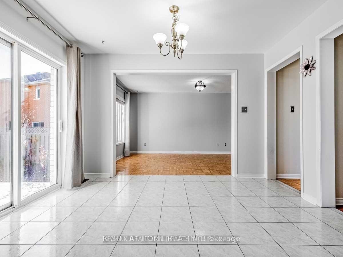 Photo 10 of 39 Treasure Drive, Brampton, Fletcher's Meadow — HOMEH