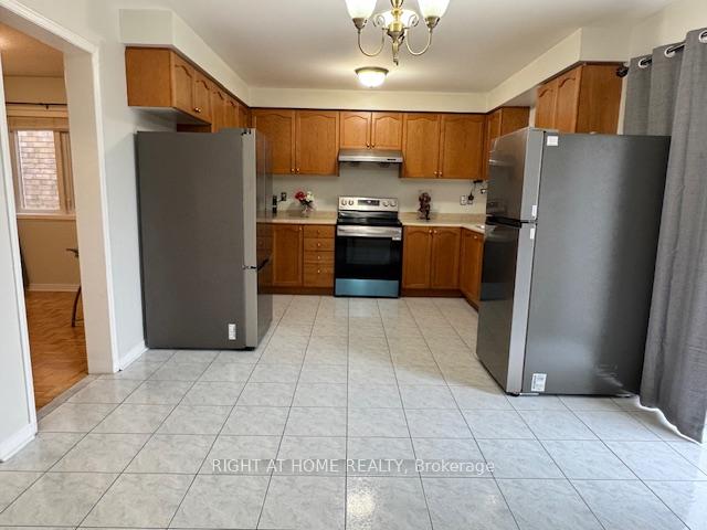 Photo 11 of 39 Treasure Drive, Brampton, Fletcher's Meadow — HOMEH