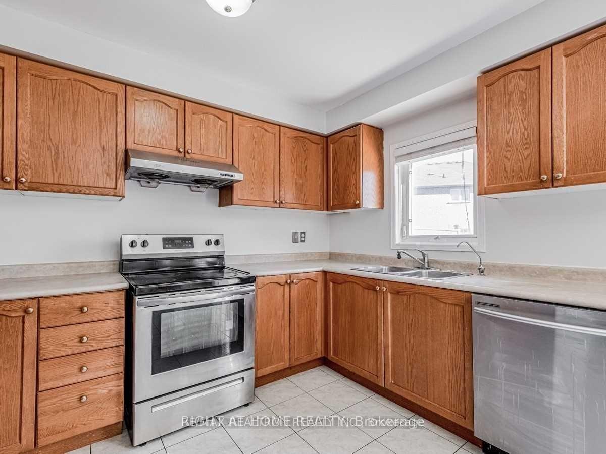 Photo 12 of 39 Treasure Drive, Brampton, Fletcher's Meadow — HOMEH