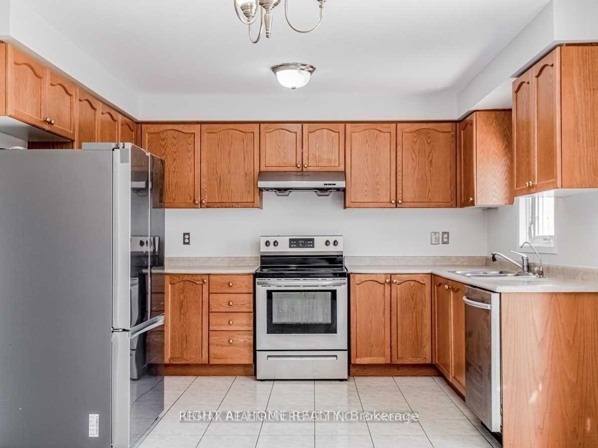 Photo 13 of 39 Treasure Drive, Brampton, Fletcher's Meadow — HOMEH
