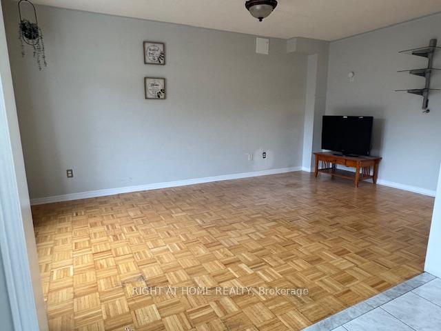 Photo 19 of 39 Treasure Drive, Brampton, Fletcher's Meadow — HOMEH