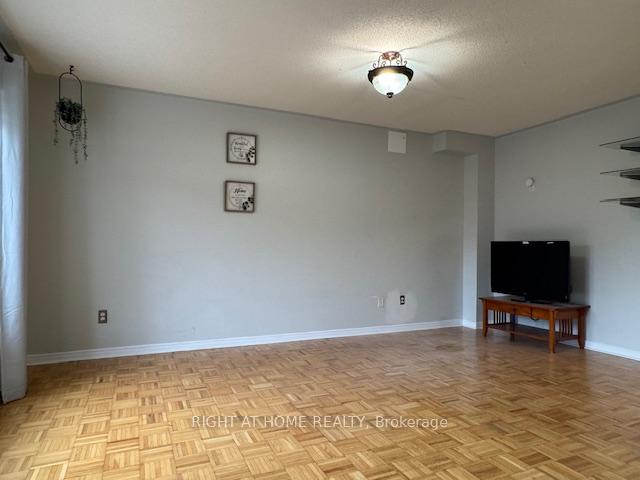 Photo 20 of 39 Treasure Drive, Brampton, Fletcher's Meadow — HOMEH
