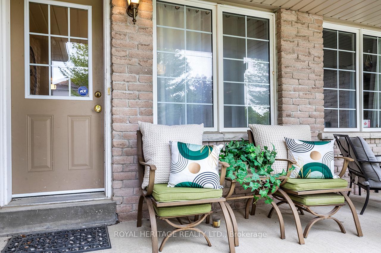 Photo 4 of 245 Sprucewood Crescent E, Clarington, Bowmanville — HOMEH
