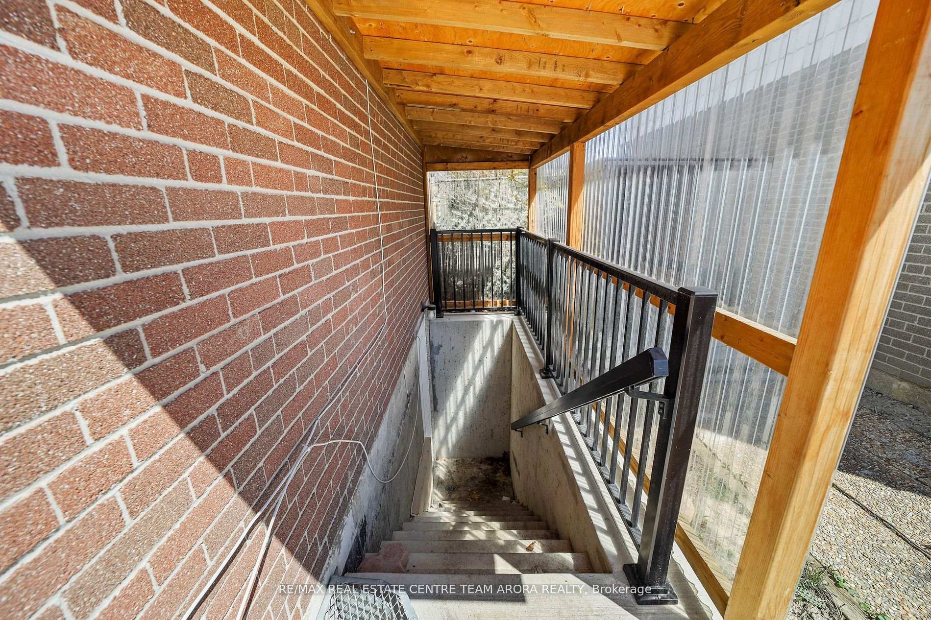 Photo 32 of 41 Caldwell Crescent, Brampton, Brampton East — HOMEH