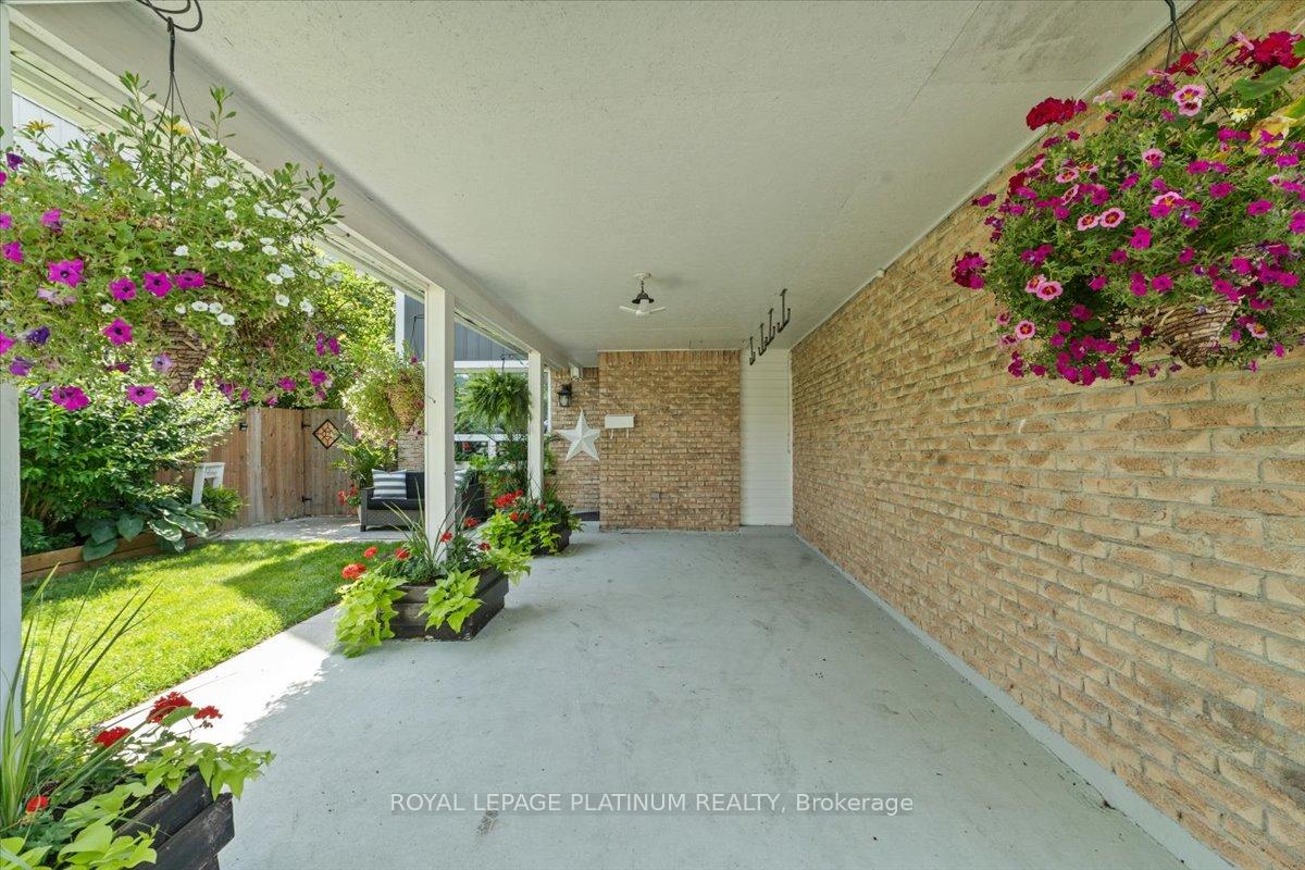 Photo 5 of 93 Elmvale Avenue, Brampton, Heart Lake West — HOMEH