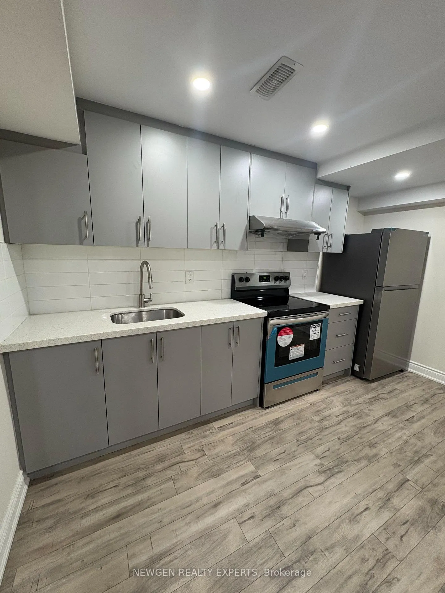 Photo 3 of Unit Basement, 102 Lanark Circle E, Brampton, Credit Valley — HOMEH