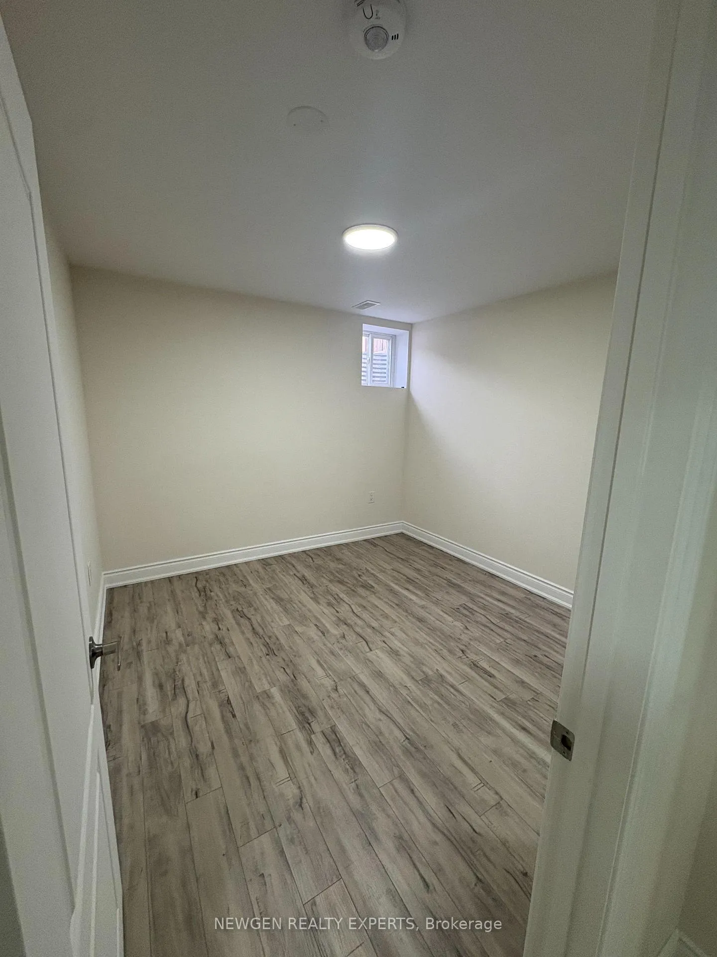 Photo 5 of Unit Basement, 102 Lanark Circle E, Brampton, Credit Valley — HOMEH