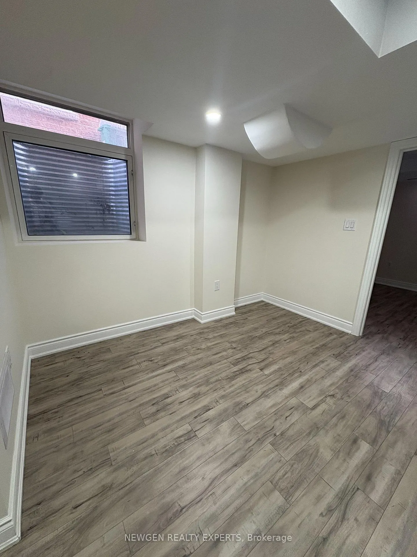 Photo 9 of Unit Basement, 102 Lanark Circle E, Brampton, Credit Valley — HOMEH