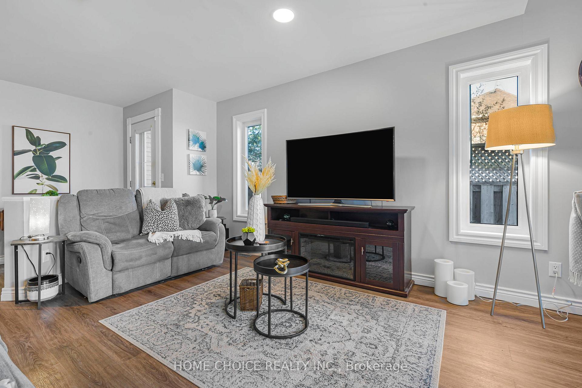 Photo 7 of 40 Meadowview Boulevard, Clarington, Bowmanville — HOMEH
