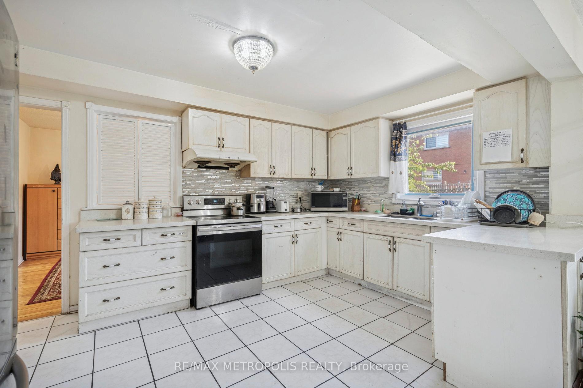 Photo 11 of 387 Ray Lawson Boulevard, Brampton, Fletcher's Creek South — HOMEH