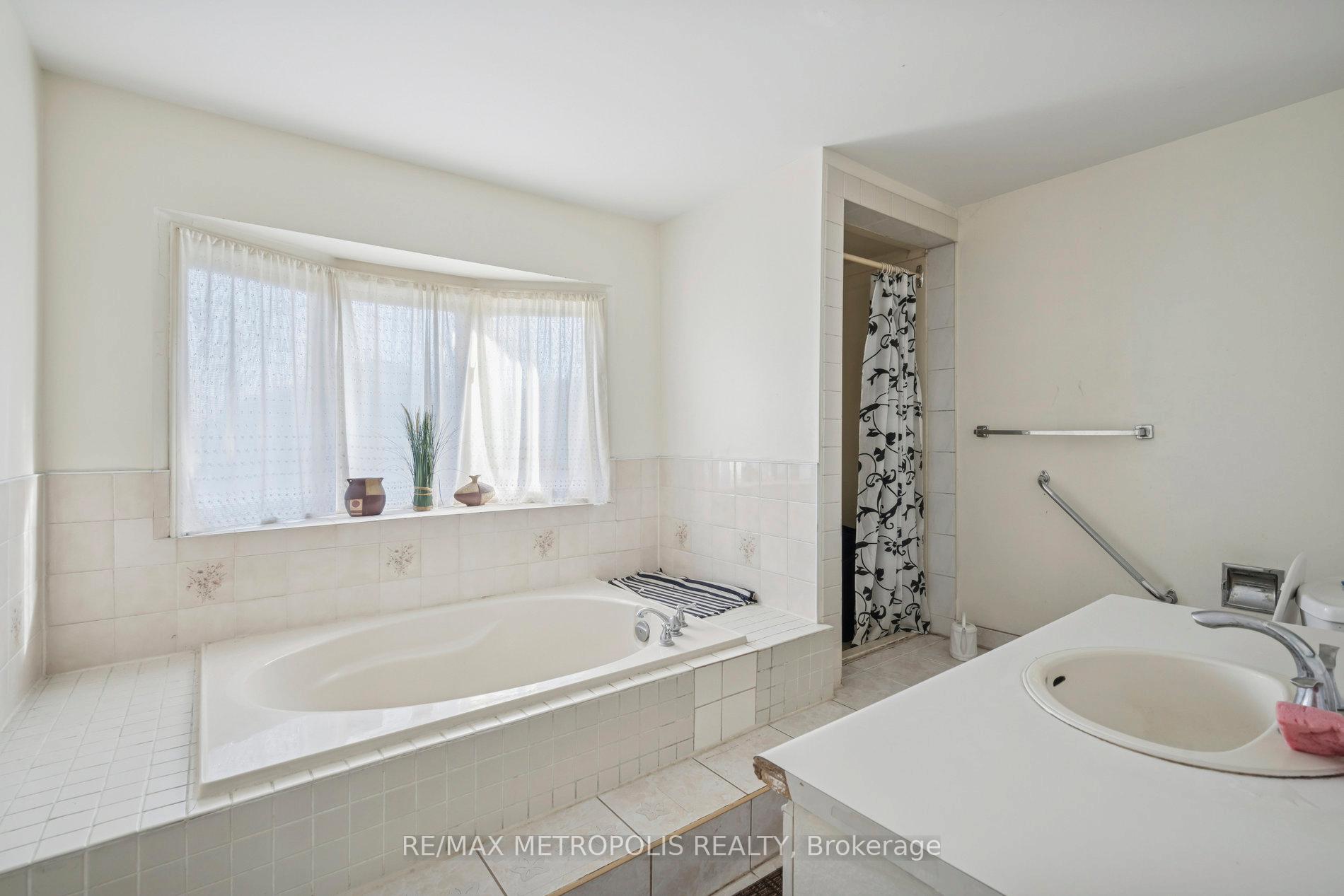 Photo 24 of 387 Ray Lawson Boulevard, Brampton, Fletcher's Creek South — HOMEH