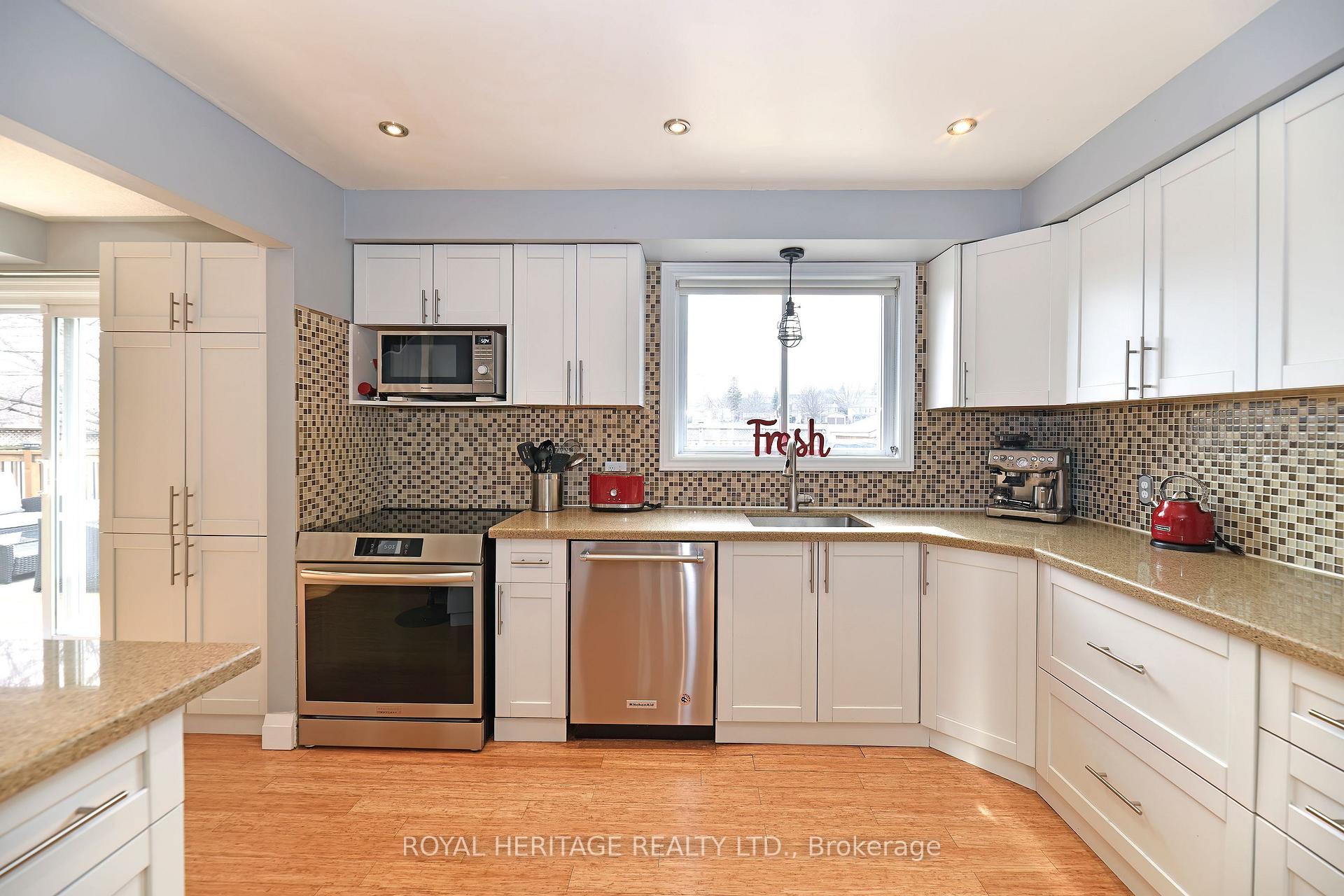 Photo 4 of 32 Hillier Street, Clarington, Bowmanville — HOMEH