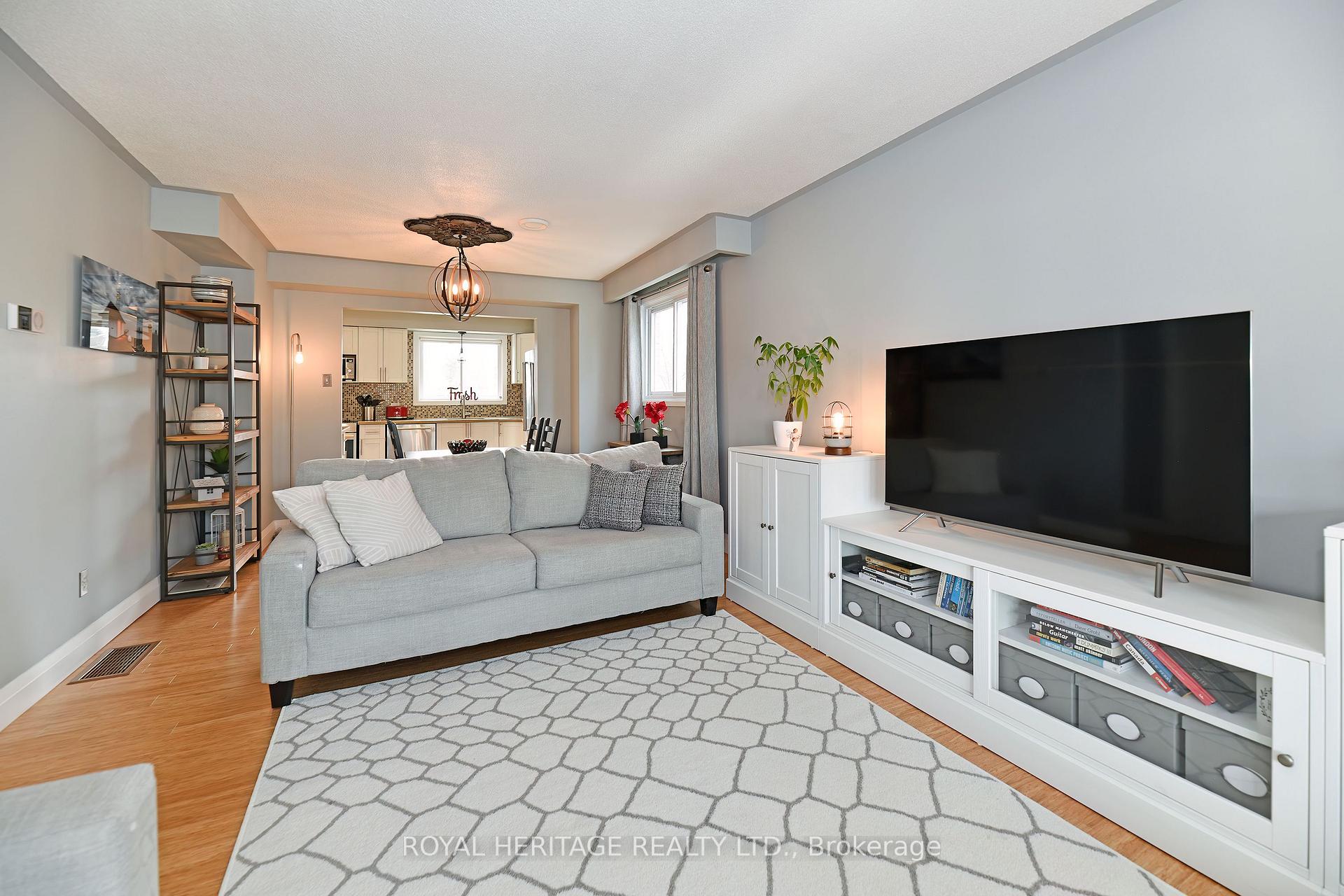Photo 13 of 32 Hillier Street, Clarington, Bowmanville — HOMEH