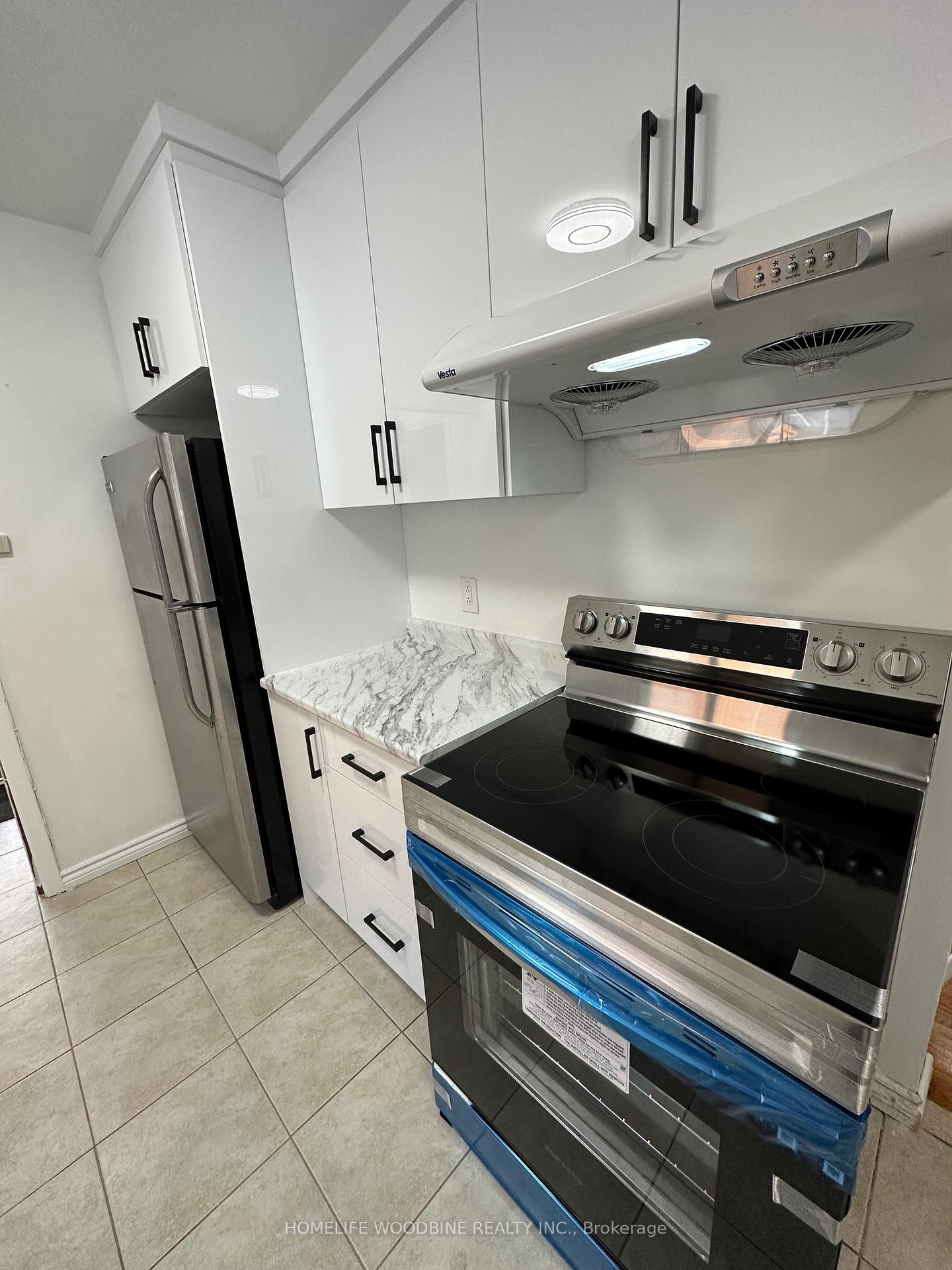 Photo 3 of 31 Benton Street, Brampton, Brampton East — HOMEH