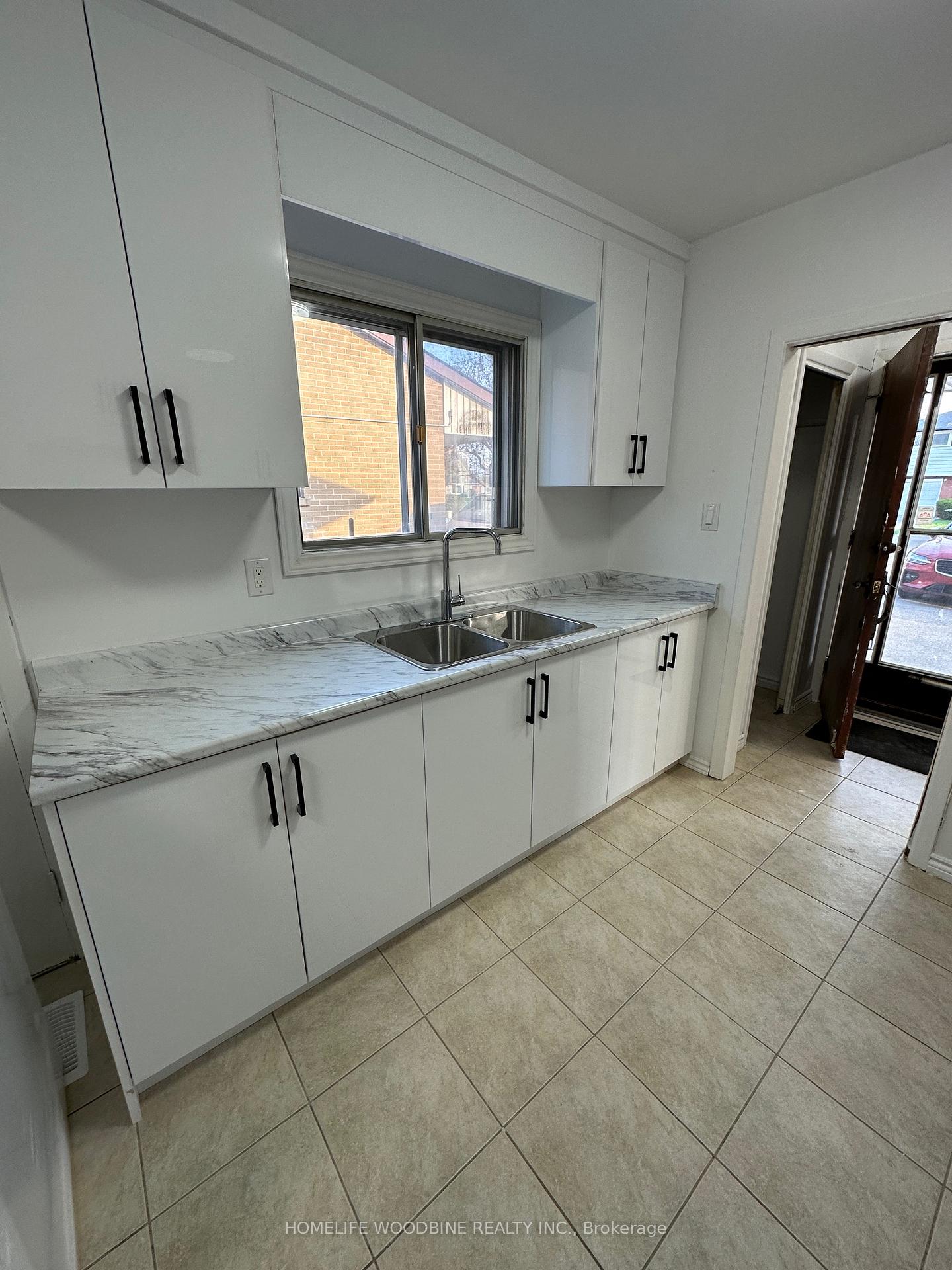Photo 4 of 31 Benton Street, Brampton, Brampton East — HOMEH