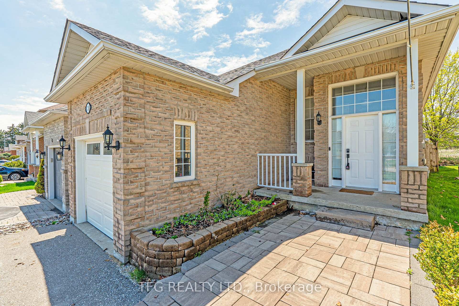 Photo 2 of 28 Eastfield Crescent, Clarington, Courtice — HOMEH