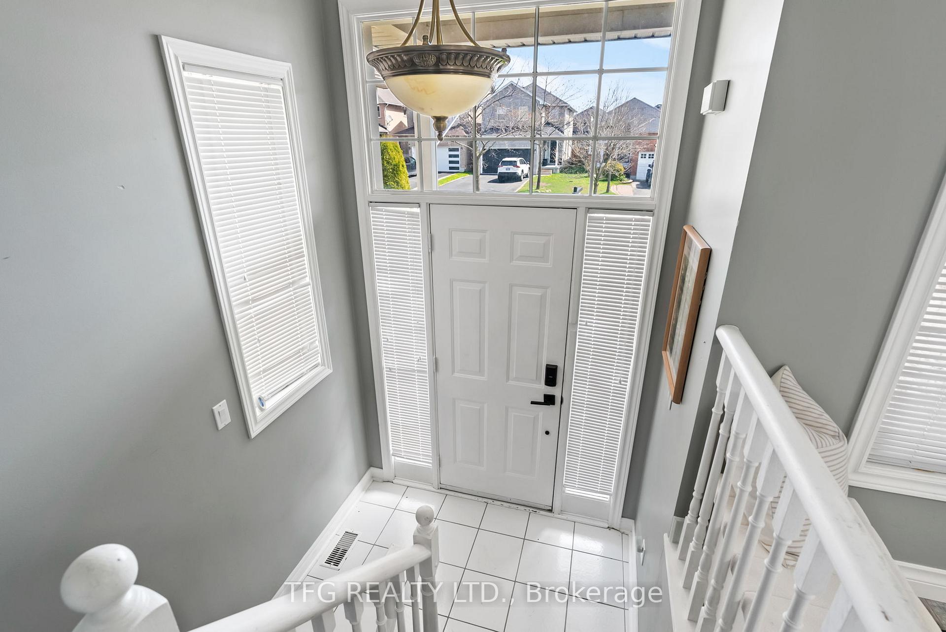 Photo 3 of 28 Eastfield Crescent, Clarington, Courtice — HOMEH
