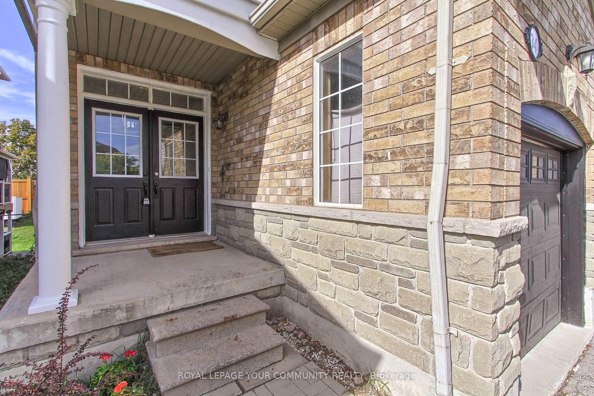 Photo 3 of 34 Pennyroyal Crescent, Brampton, Bramalea North Industrial — HOMEH